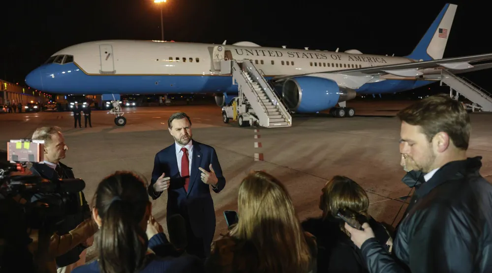 نائب الرئيس الأميركي جي دي فانس متحدثاً للصحافة قبل مغادرته بودابست وأكد أن لبنان ليس مشمولاً باتفاق وقف القتال مع إيران (أ.ب)