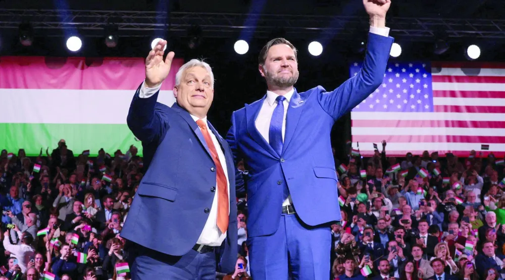 نائب الرئيس الأميركي جي دي فانس (يمين) ورئيس الوزراء المجري فيكتور أوربان خلال فعالية في بودابست - 7 أبريل 2026 (رويترز)