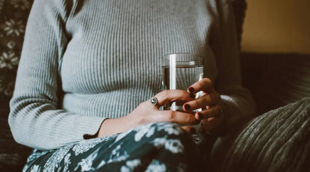 تظهر الأبحاث أن فوائد شرب الماء قبل النوم قد تفوق مخاطره (بيكسلز)