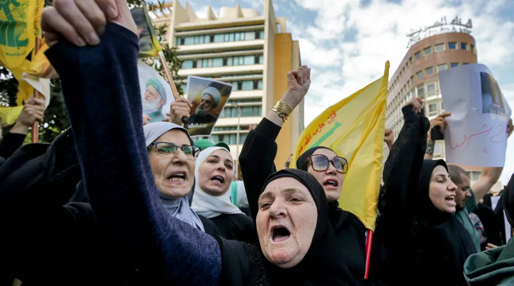 مناصرات لـ«حزب الله» يرددن شعارات ضد رئيس الحكومة نواف سلام خلال اعتصام في وسط بيروت (د.ب.أ)