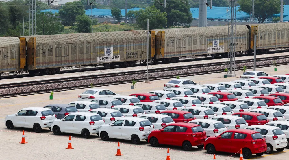 سيارات «ماروتي سوزوكي سيليريو» متوقفة بجانب خط سكة حديد فرعي داخل مصنع «ماروتي سوزوكي» في مانسار (رويترز)
