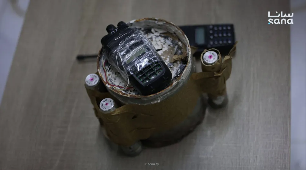 العبوة الناسفة التي ضبطت مع الخلية الإرهابية (وكالة «سانا»)