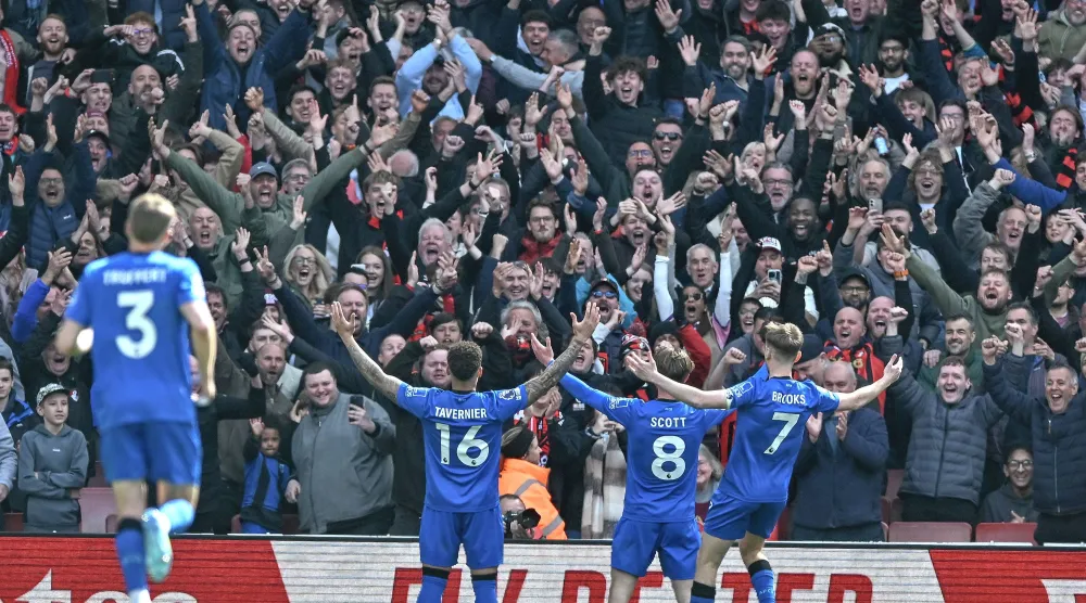 فرحة لاعبي بورنموث بالفوز القاتل على آرسنال (إ.ب.أ)