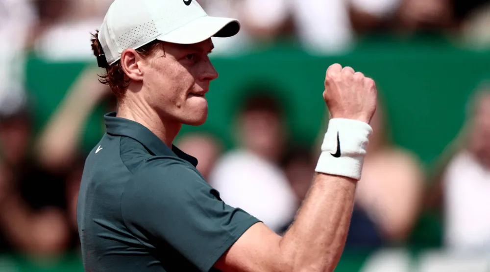 الإيطالي يانيك سينر المصنف الثاني عالمياً يحتفل بفوزه على زفيريف (أ.ف.ب)