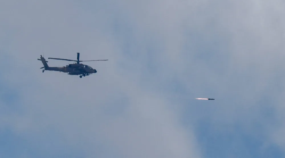 مروحية إسرائيلية تطلق صاروخاً فوق لبنان (رويترز)