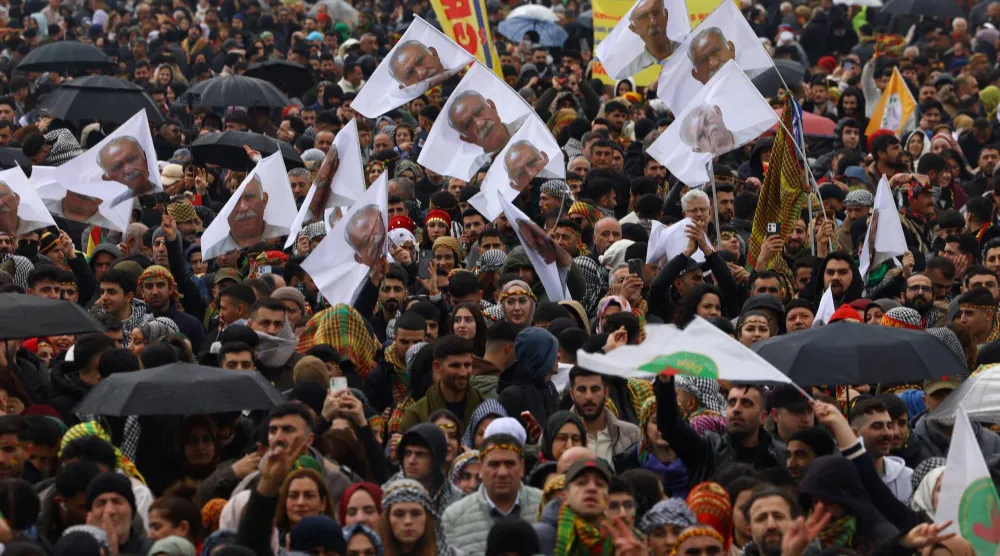آلاف الأكراد يرفعون صوراً لزعيم حزب «العمال الكردستاني» عبد الله أوجلان مطالبين بإطلاق سراحه خلال احتفالات عبد النوروز في إسطنبول في 22 مارس الماضي (رويترز)
