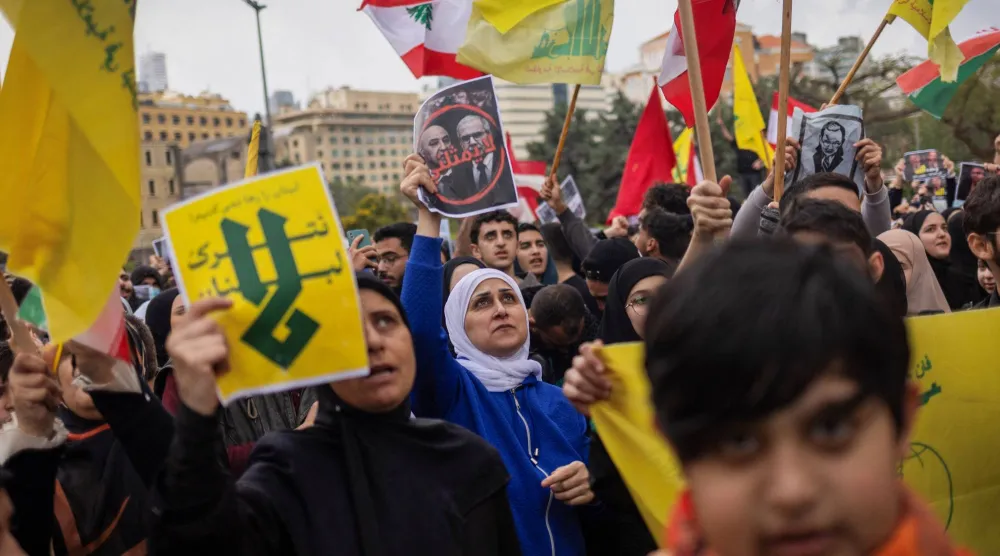 مناصرون لـ«حزب الله» ينددون بقرار التفاوض المباشر مع إسرائيل خلال اعتصام احتجاجي ضد الحكومة في وسط بيروت (رويترز)