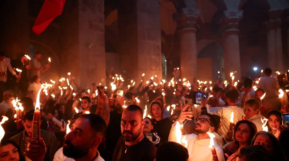 من مراسم إشعال النار المقدسة في كنيسة القيامة بالبلدة القديمة في القدس (رويترز)