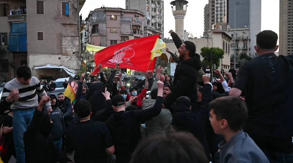 مناصرون لـ«حزب الله» يشاركون في احتجاجات ضد الحكومة اللبنانية في بيروت (أ.ف.ب)