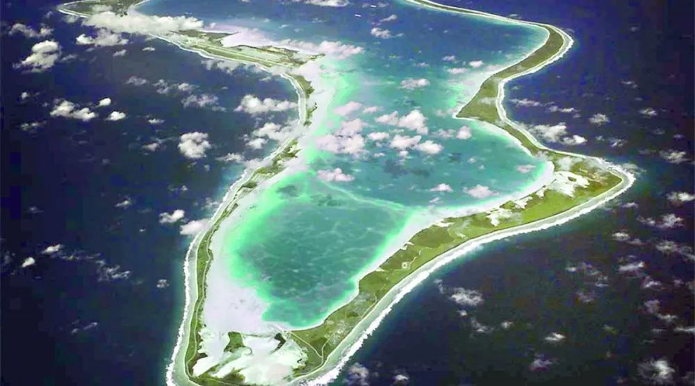 صورة جوية لجزيرة دييغو غارسيا حيث تقع القاعدة العسكرية المشتركة بين بريطانيا والولايات المتحدة (أ.ب)