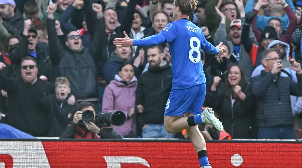 أليكس سكوت يحتفل بهدف الفوز لبورنموث على آرسنال (إ.ب.أ)