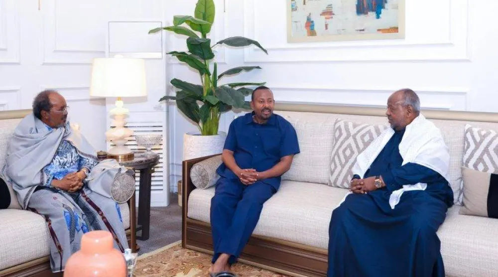 The President of Djibouti receives his Somali counterpart and the Prime Minister of Ethiopia (Somali National News Agency)