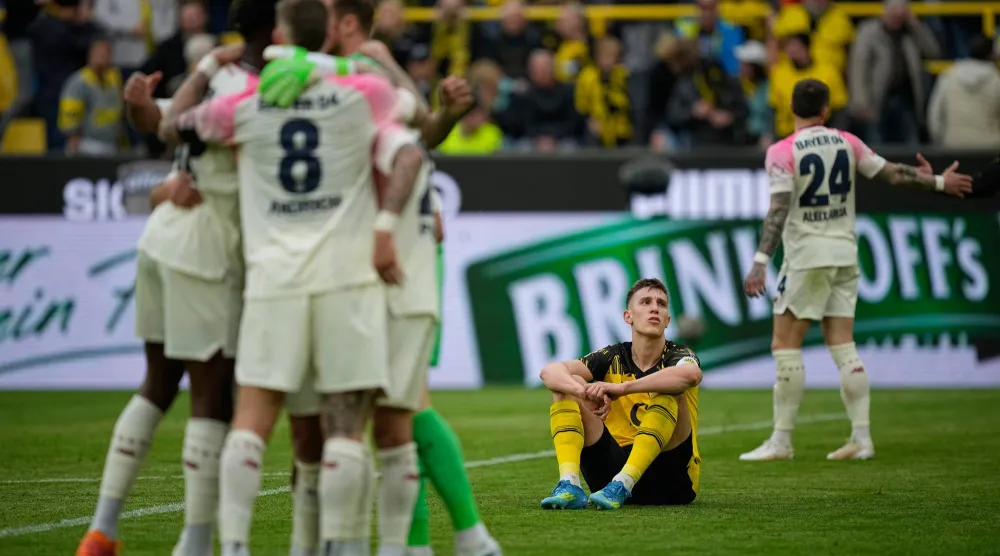 فرحة لاعبي ليفركوزن وحسرة لاعبي دورتموند (أ.ب)