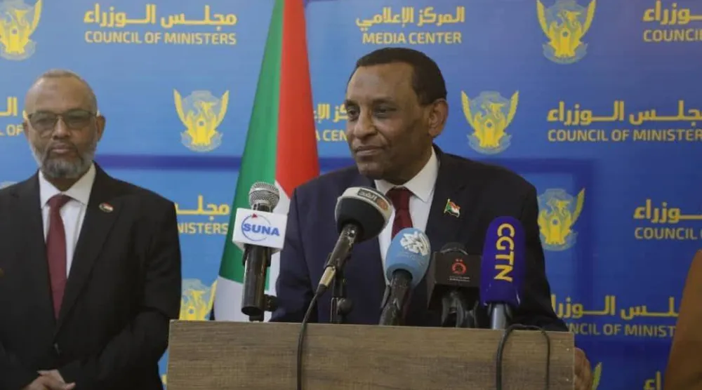 رئيس الوزراء السوداني كامل إدريس خلال المؤتمر الصحافي بمطار الخرطوم الاثنين (مجلس الوزراء)