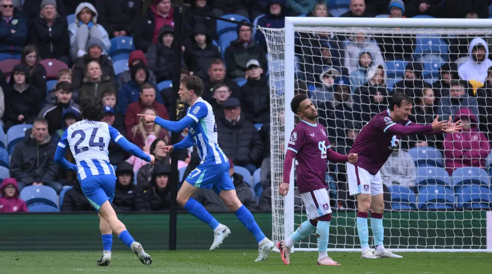 فرحة لاعبي برايتون بالتسجيل في مرمى بيرنلي (د.ب.أ)