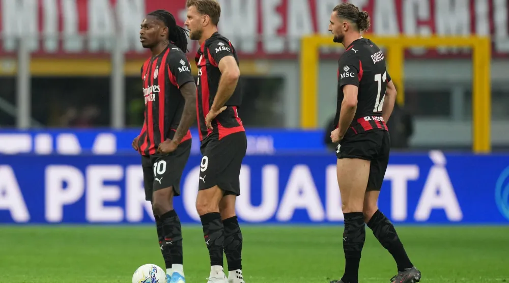 حسرة لاعبي ميلان بعد السقوط أمام أودينيزي (أ.ب)