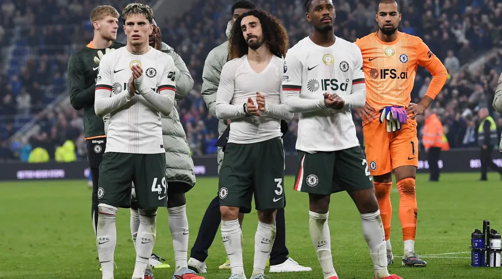 هزيمة تشيلسي بثلاثية نظيفة أمام إيفرتون بعد هزيمته المذلة أمام سان جيرمان طرحتا تساؤلات حول المدرب روزينيور (رويترز)