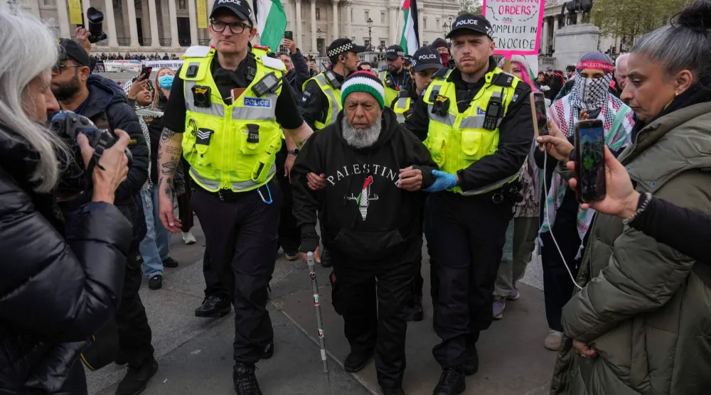 اعتفال متظاهر  خلال احتجاج على حظر حركة «فلسطين أكشن» (أ.ف.ب)