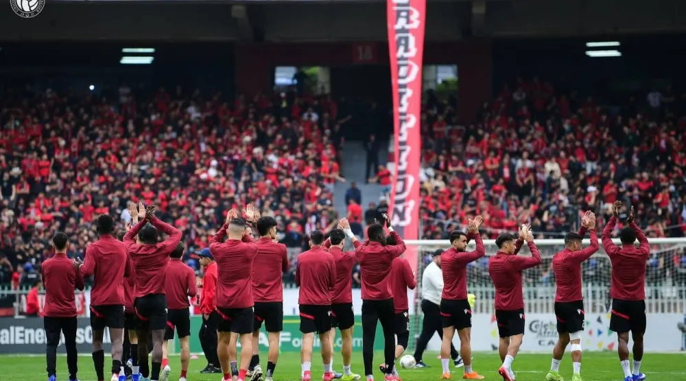 لاعبو اتحاد العاصمة الجزائري يحيون جماهيرهم (نادي اتحاد العاصمة)