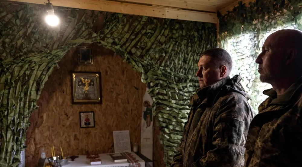 حنود أوكرانيون في غرفة تحوَّلت لكنيسة قرب الجبهة في دونيتسك (اللواء 93 الميكانيكي - أ.ف.ب)