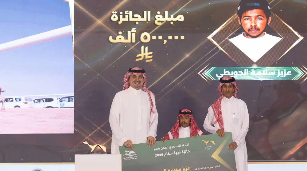 الأمير فهد بن جلوي لدى تكريمه هجان الموسم (الشرق الأوسط)