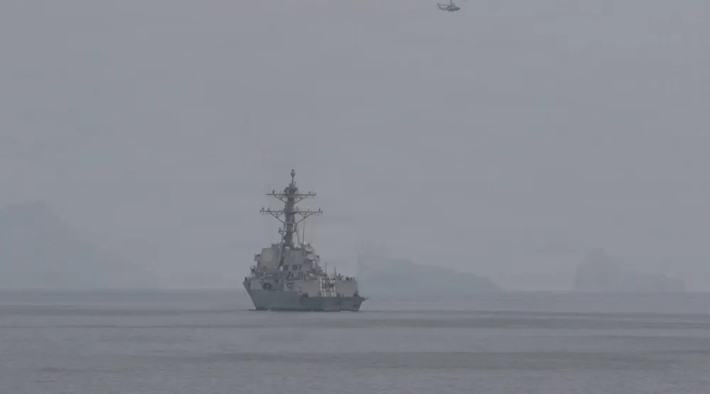 مدمرتان تابعتان للبحرية الأميركية مزودتان بصواريخ موجهة تجريان عمليات في مضيق هرمز السبت (سنتكوم)