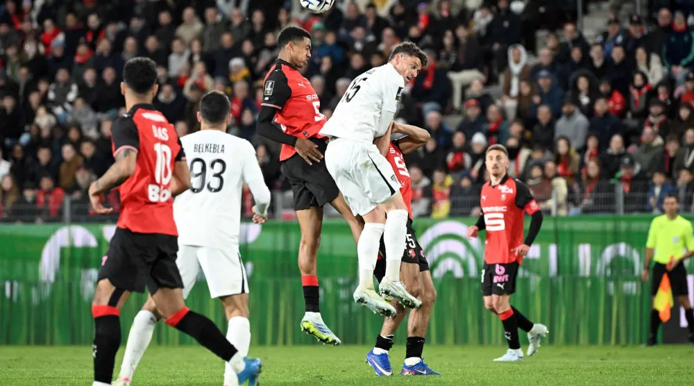 من مباراة رين وآنجية في الدوري الفرنسي (أ.ف.ب)