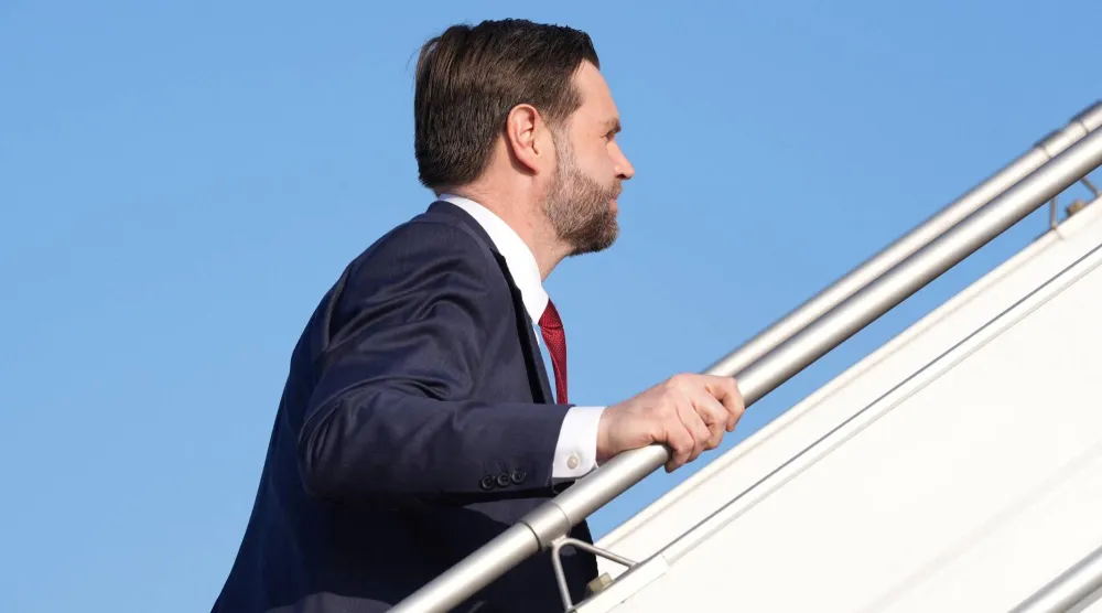 الرئيس الأميركي جيه دي فانس يستقل طائرته بعد انتهاء محادثات السلام مع إيران في إسلام آباد دون اتفاق (رويترز) 