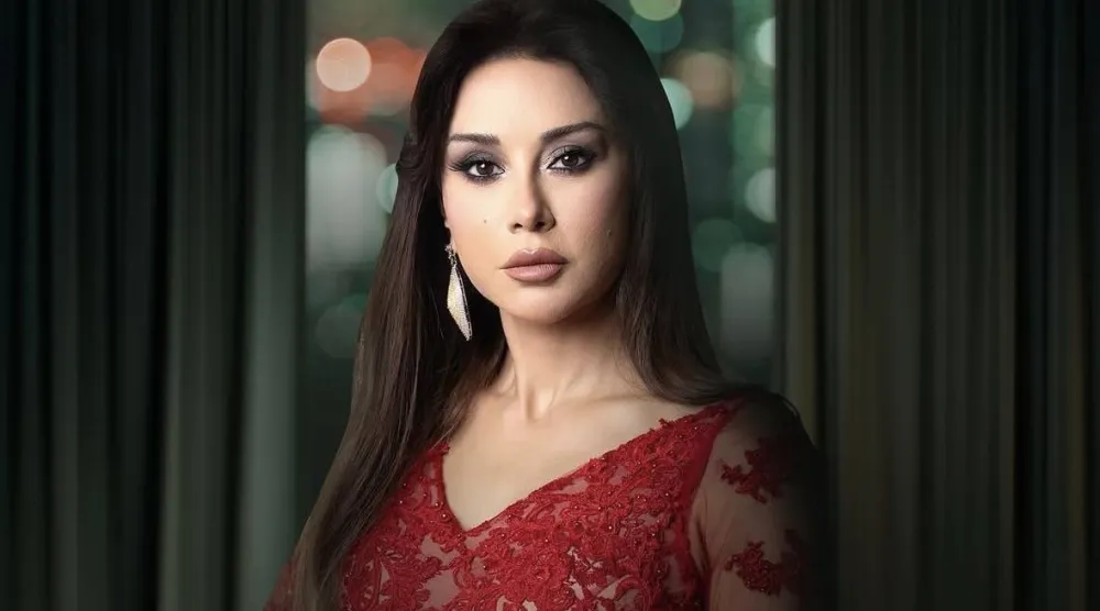 الممثلة السورية كاريس بشَّار بشخصية «سماهر» في مسلسل «بخمس أرواح» (شركة الصبّاح للإنتاج)