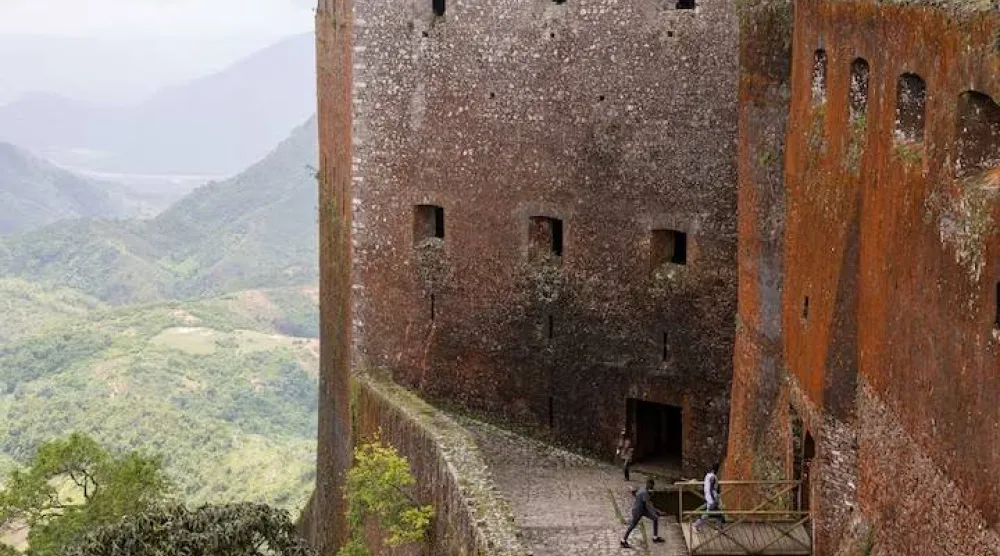 زوار لقلعة لافيريير وهي حصن يعود تاريخه إلى أوائل القرن التاسع عشر والمعروفة باسم «لا سيتاديل» في ميلوت (أرشيفية - رويترز)