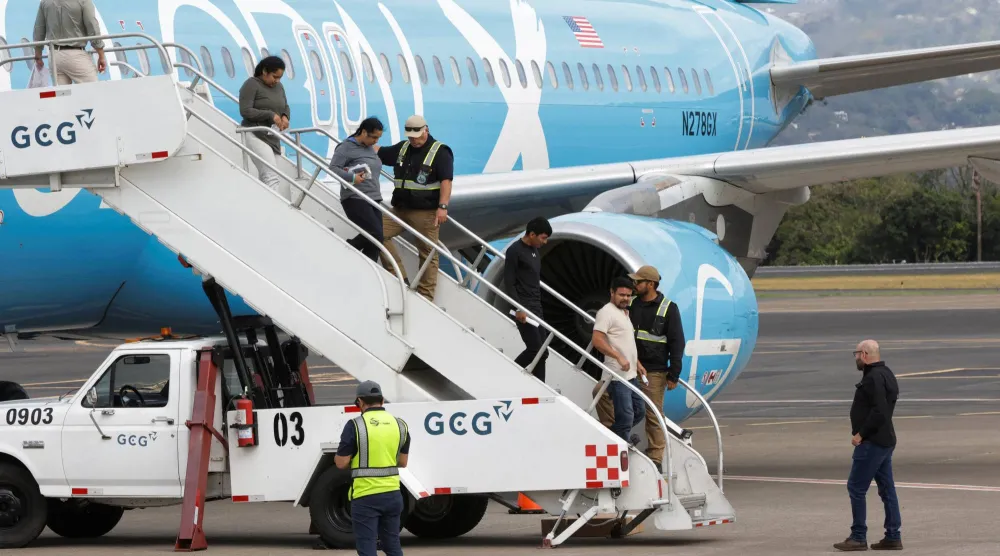 مهاجرون جميعهم من رعايا دول ثالثة تم ترحيلهم من الولايات المتحدة بموجب اتفاقية لاستقبال هؤلاء المرحّلين لدي وصولهم إلى مطار خوان سانتاماريا الدولي بالقرب من ألاخويلا كوستاريكا (رويترز)