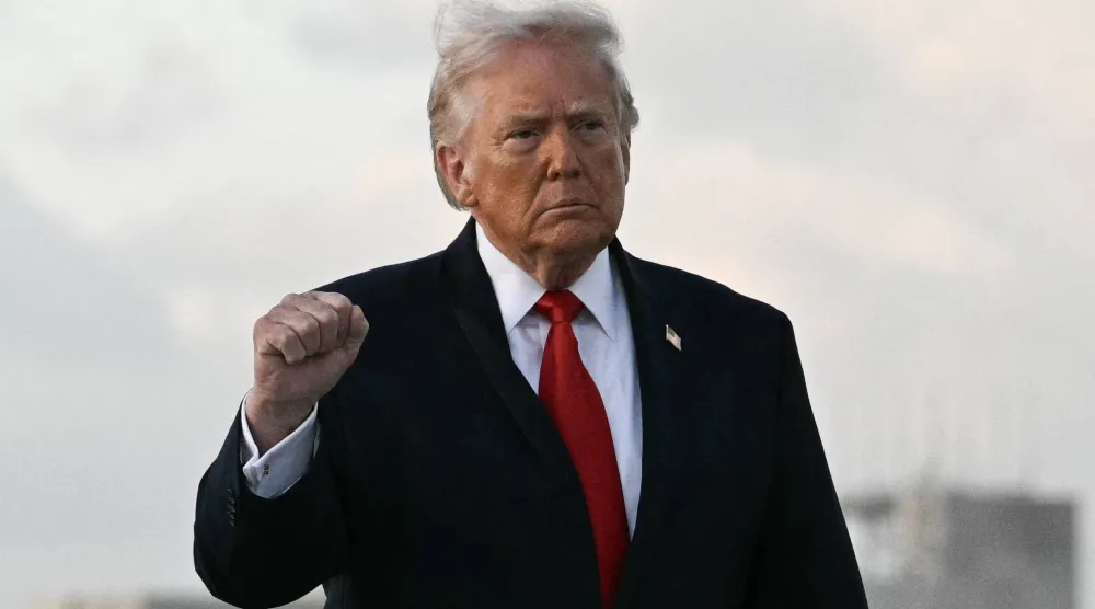 الرئيس الأميركي دونالد ترمب في مطار ميامي الدولي أمس (أ.ف.ب)