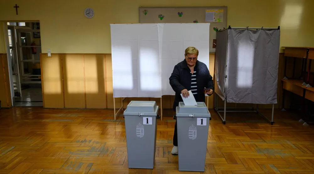 امرأة تدلي بصوتها في مركز اقتراع خلال الانتخابات العامة في سيكشفهيرفار بالمجر (إ.ب.أ)