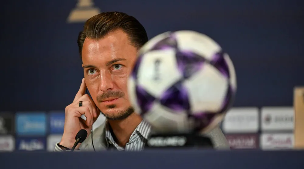 الألماني ماتياس يايسله مدرب فريق الأهلي (تصوير: علي خمج)