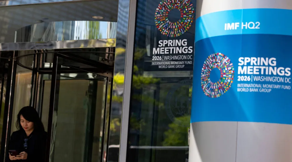تظهر لافتات اجتماعات الربيع لصندوق النقد الدولي لعام 2026 خارج مقر الصندوق في واشنطن (أ.ف.ب)