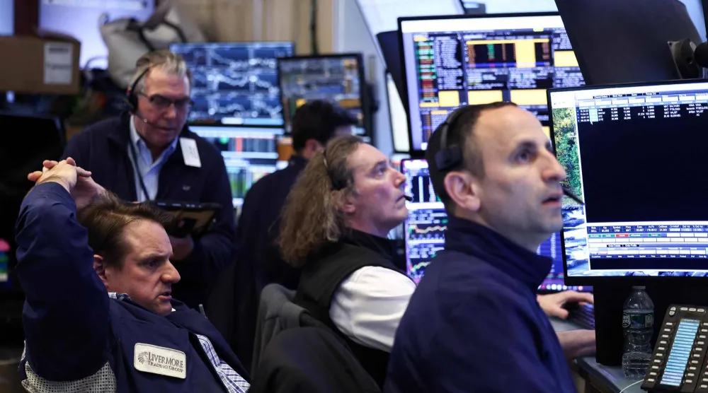 متداولون في بورصة نيويورك يعملون قبل إغلاق السوق في 8 أبريل (أ.ف.ب)