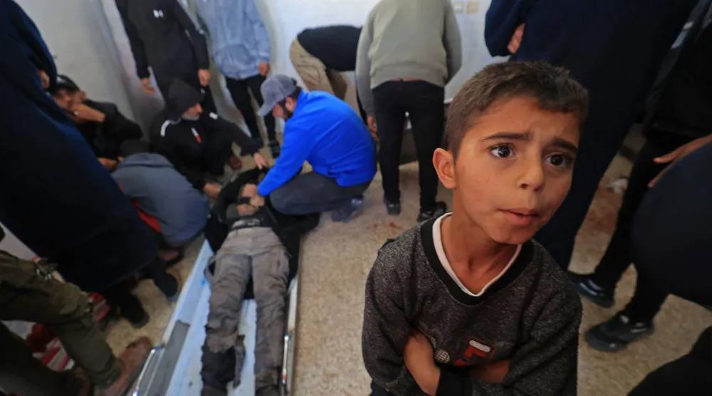 يتجمع مشيعون حول جثامين فلسطينيين قُتلوا بحسب مسعفين في غارة إسرائيلية ليلية... في مستشفى شهداء الأقصى بدير البلح وسط قطاع غزة (أ.ف.ب)