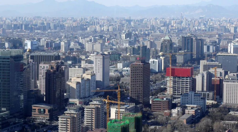 مبانٍ سكنية ومكاتب في بكين (رويترز)