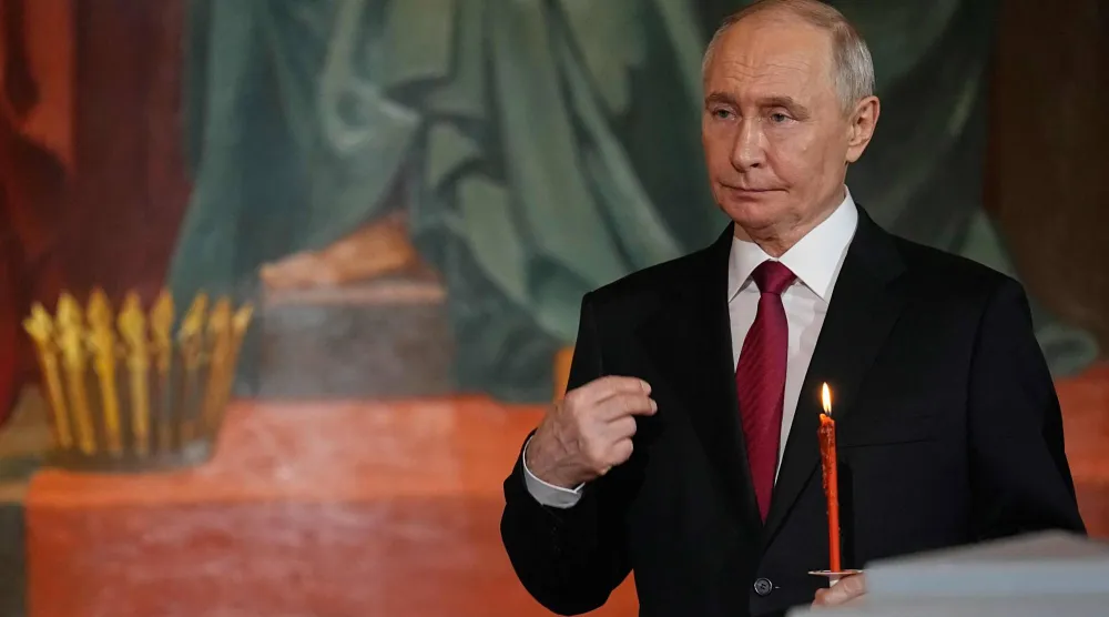 الرئيس الروسي فلاديمير بوتين خلال قداس عيد الفصح الأرثوذكسي في كاتدرائية المسيح المخلص في موسكو (أ.ف.ب)