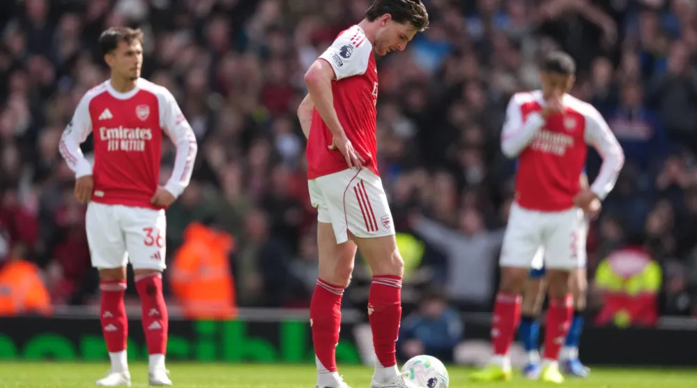 سباق الدوري الإنجليزي يشتعل مجدداً بعد سقوط آرسنال (أ.ب)