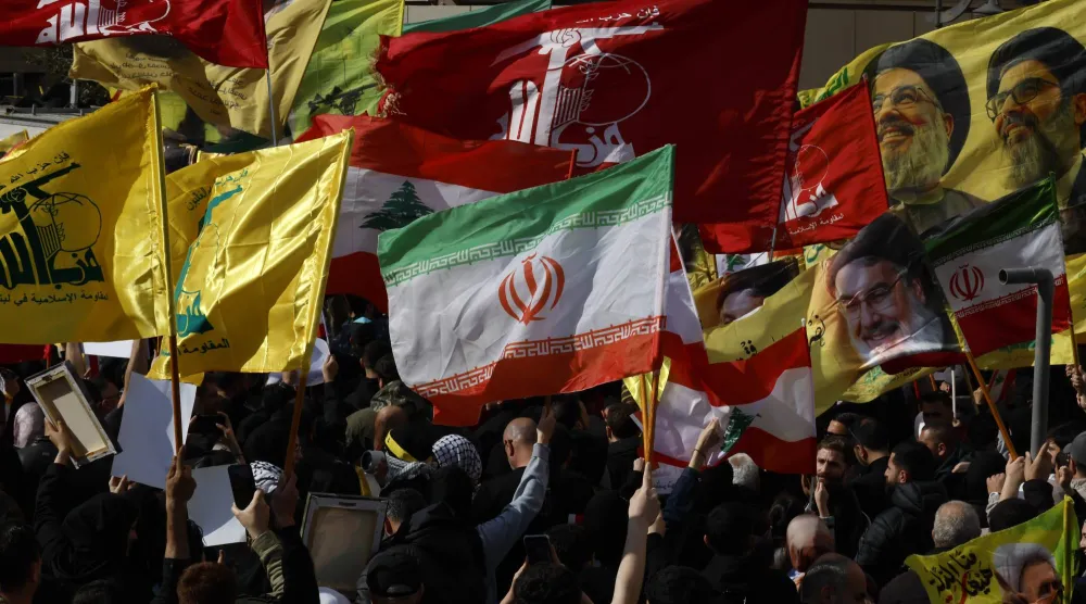 مناصرون لـ«حزب الله» يرفعون أعلام إيران والحزب في تحرك احتجاجي رفضاً للتفاوض المباشر مع إسرائيل (إ.ب.أ)