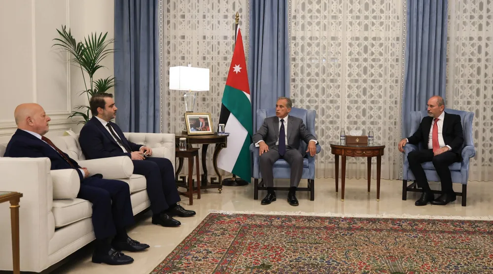 رئيس الوزراء الأردني جعفر يستقبل الوفد الوزاري السوري صباح الأحد (بترا)