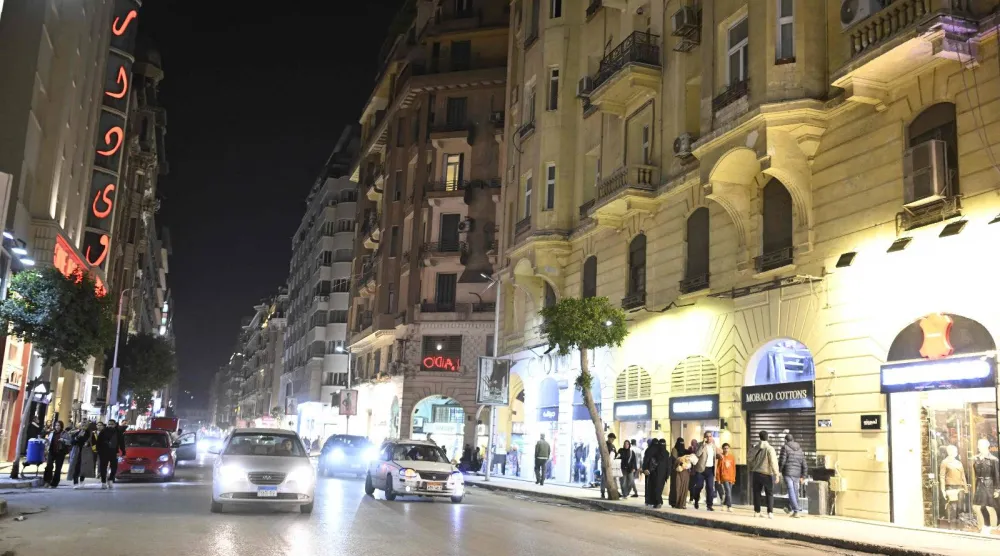 أحد شوارع القاهرة ليلاً (أ.ف.ب)