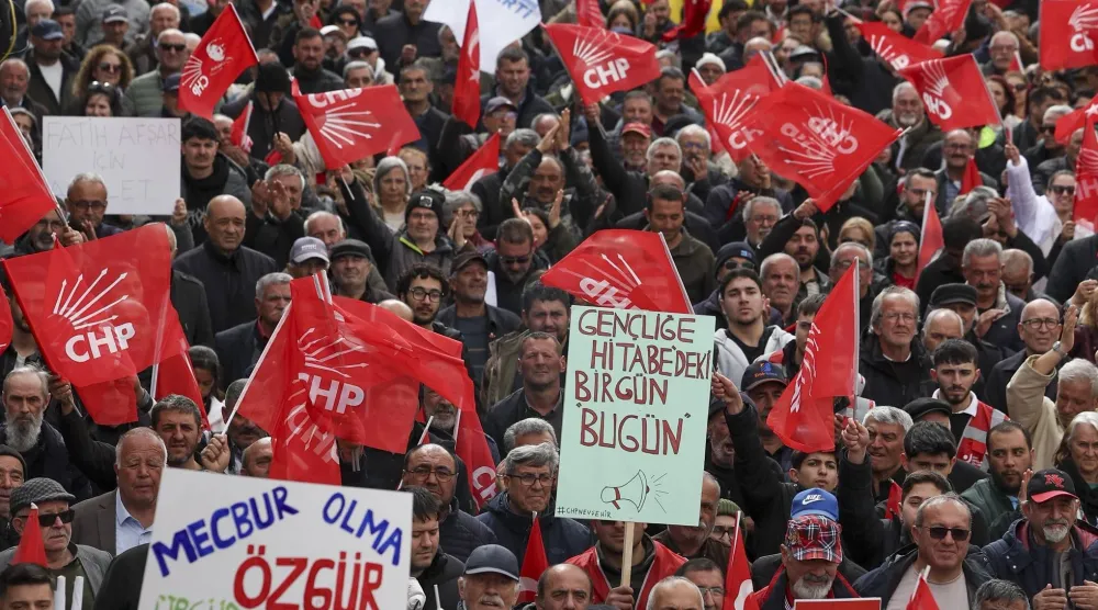 تجمع لأنصار المعارضة التركية في نيفشهير (وسط) السبت للمطالبة بتنظيم انتخابات مبكرة (حساب حزب الشعب الجمهوري في «إكس»)