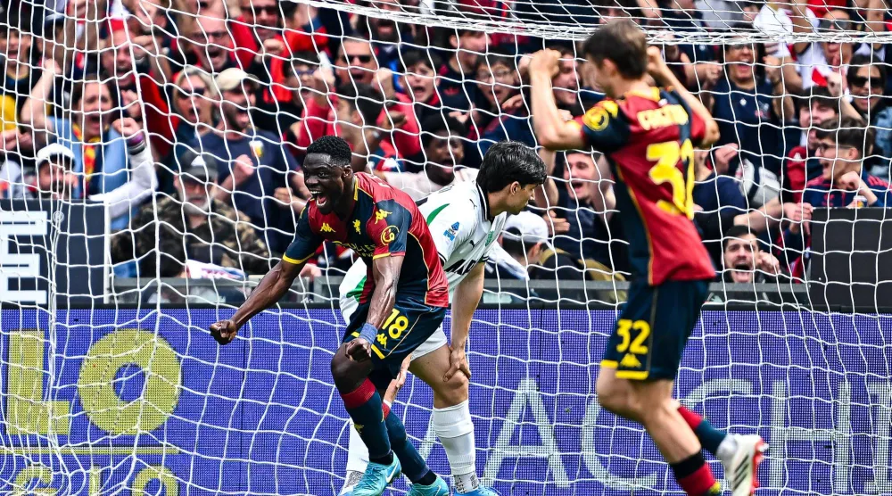 فرحة كاليب إيكوبان بالهدف القاتل في ساسولو (إ.ب.أ)