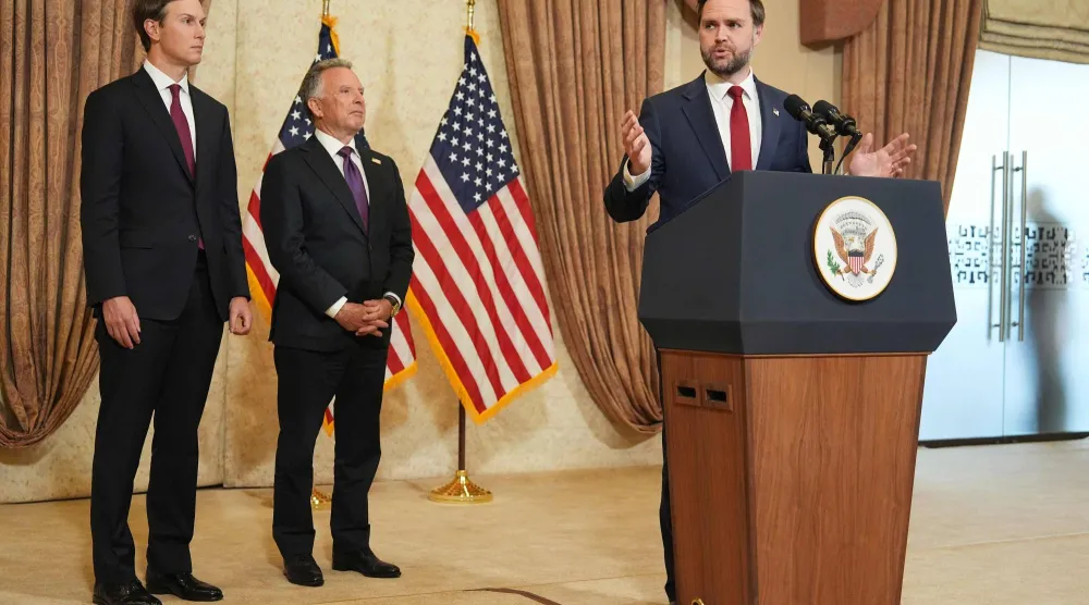 فانس يتحدث خلال مؤتمر صحافي عقب اجتماعه مع ممثلين عن باكستان وإيران ويستمع إليه جاريد كوشنر صهر الرئيس الأميركي والمبعوث الخاص إلى الشرق الأوسط ستيف ويتكوف في إسلام آباد فجر الأحد (أ.ف.ب)