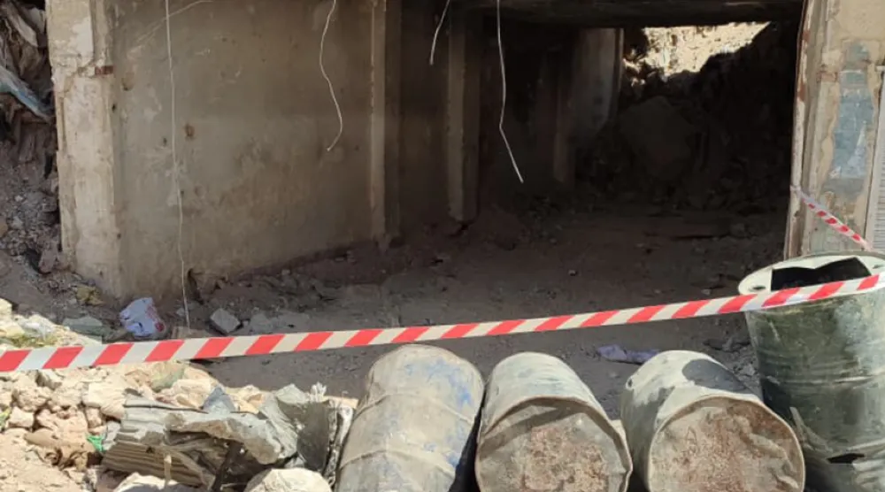 إغلاق نفق في شارع فلسطين بمخيم اليرموك من قبل الدفاع المدني السوري (مجموعة العمل من أجل فلسطينيي سوريا)