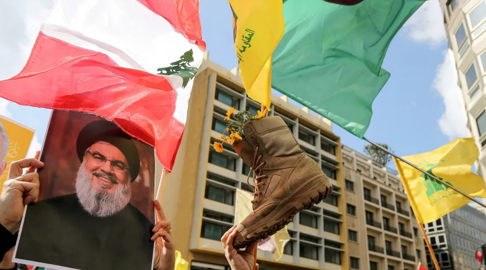 مناصرون لـ «حزب الله» يتظاهرون في محيط السراي الحكومي رفضا للمفاوضات المباشرة مع إسرائيل (د ب أ)