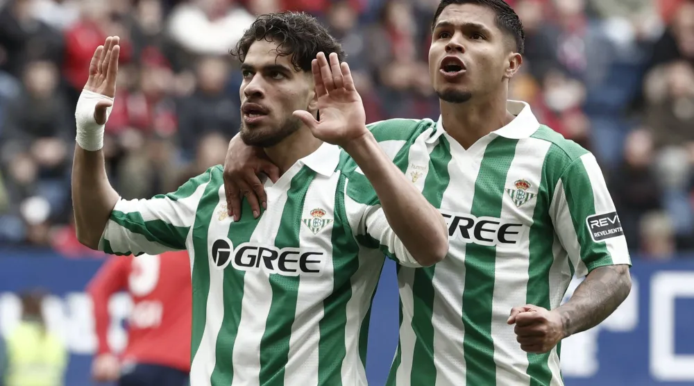 الدولي المغربي عبد الصمد الزلزولي «يسار» يحتفل بهدفه في أوساسونا (إ.ب.أ)