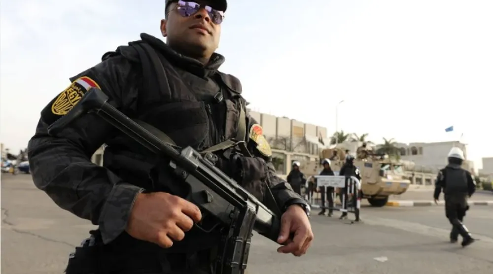 شرطي يحرس إحدى المنشآت في وسط القاهرة (رويترز)